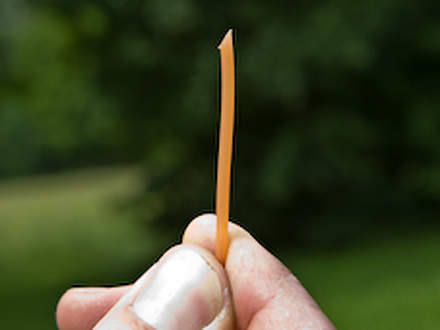 : Шаг 2 из 4: Заправьте режущую струнуТеперь возьмите режущую струну максимальной длины (8 м) и заправьте её концы в противолежащие отверстия косильной головки. Следите за тем, чтобы концы режущих струн были обрезаны со скосом.