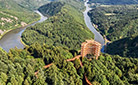 Вид сверху на лесной маршрут с панорамным обзором