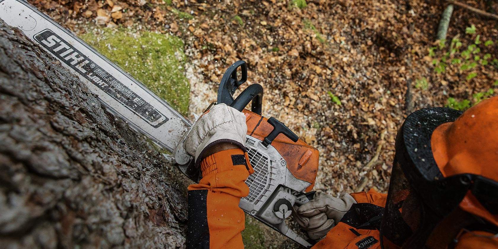 Невероятно быстрое ускорение от 0 км/ч до 100 км/ч - всего 0,3 сек., делает STIHL MS 462 исключительно мощной пилой для обрезки сучьев.